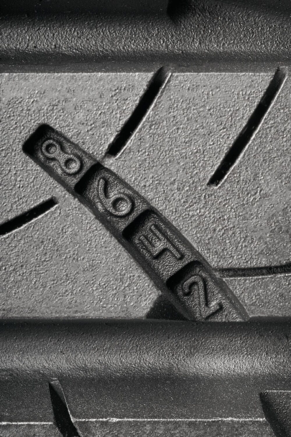 Goodyear Assurance Outlast 225/60R18 100H All-Season Tire Fits: 2018-23 Chevrolet Equinox LT, 2017-18 Subaru Outback 3.6R Touring - Image 2
